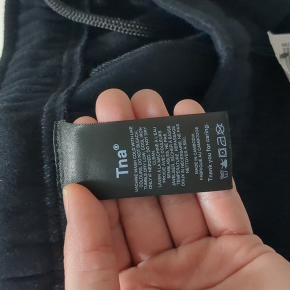 SOLD Aritzia TNA Cozy Fleece Shorts - Picture 9 of 12